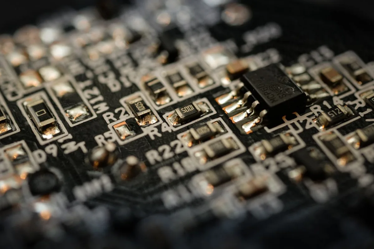 Circuito electrónico como apoyo visual al despliegue de modelos; no hardware de Mistral.